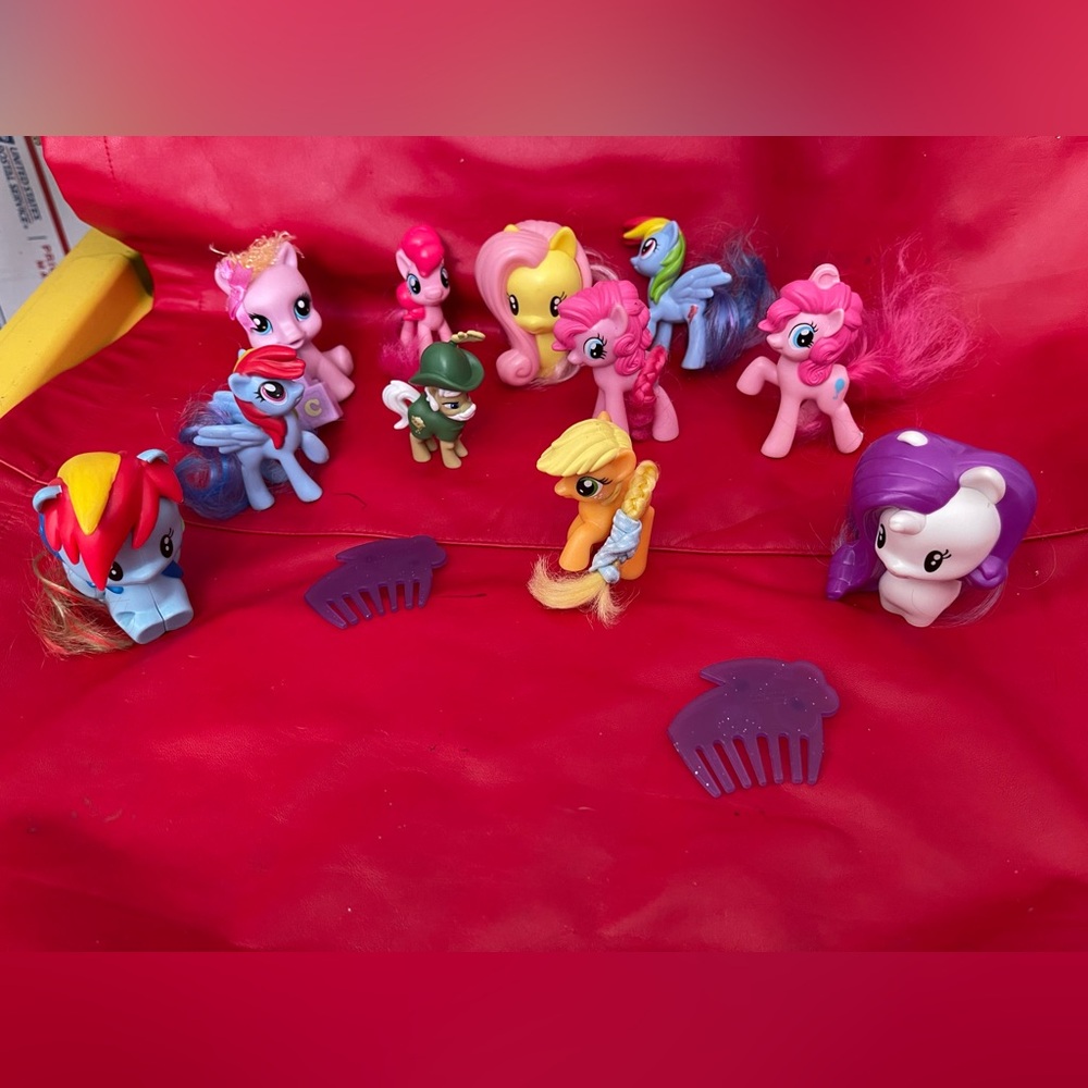 My Little Pony Lot of 11 Ponies. 2 Stands/Brushes